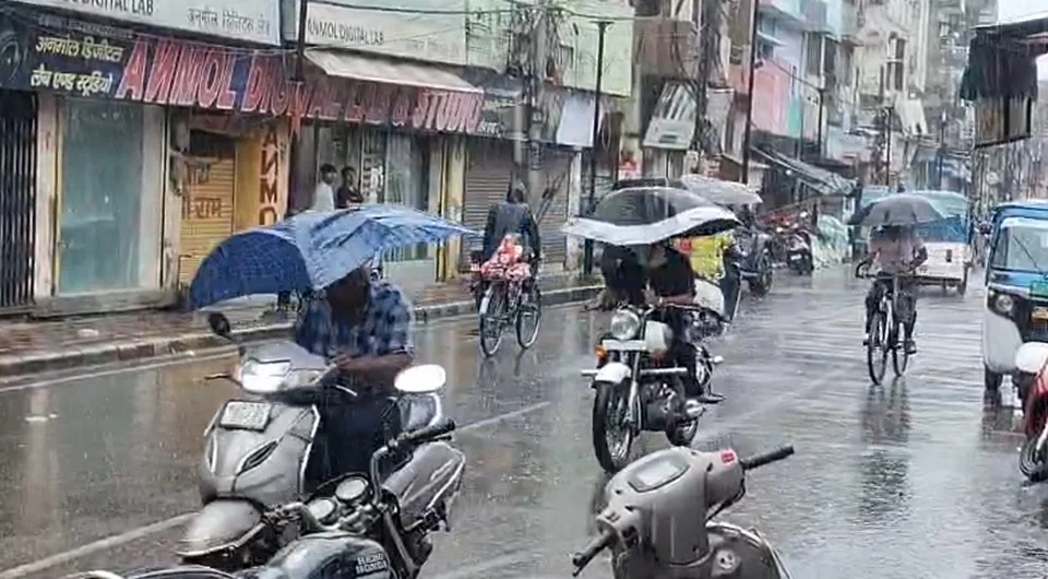 मुरादाबाद: भारी बारिश से स्कूल बंद, बिजली और जलभराव से जनजीवन प्रभावित