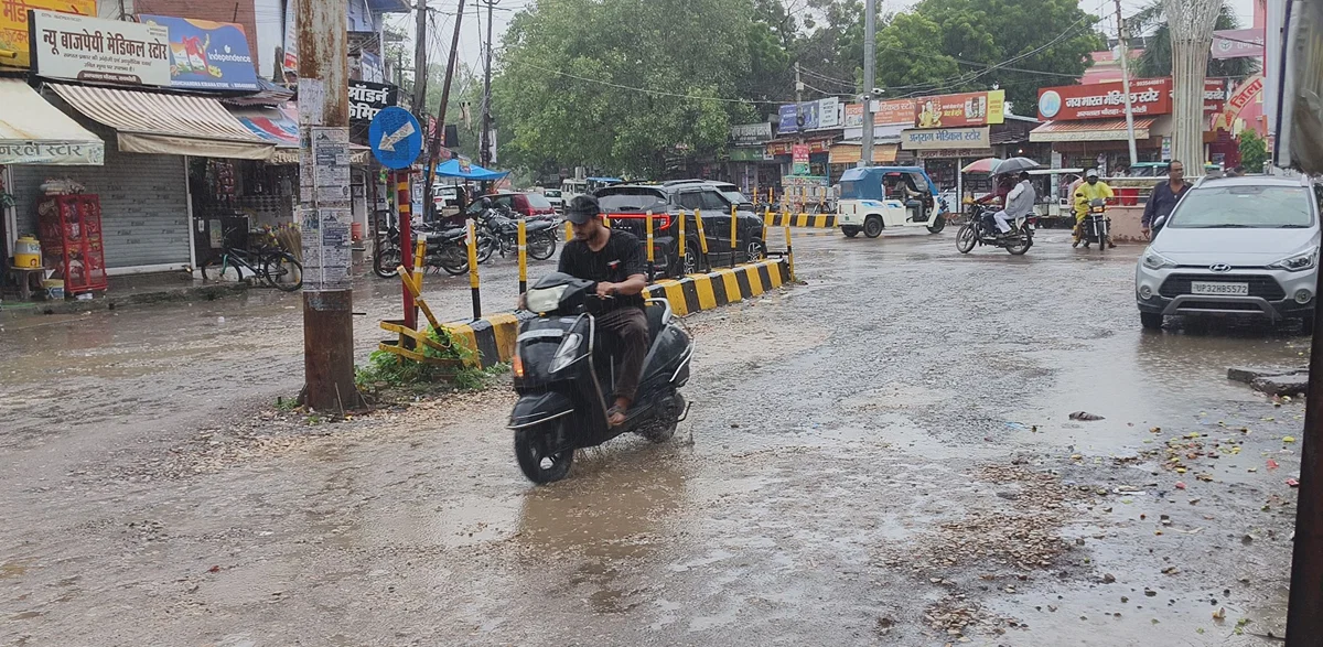 रायबरेली: 30 मिमी बारिश से सड़कें डूबीं, कक्षा 1-12 के स्कूल बंद