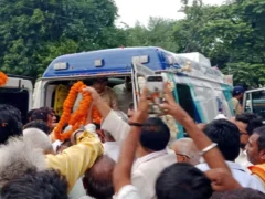 वाराणसी: सपा के वरिष्ठ नेता रामगोविंद चौधरी का पार्थिव शरीर पहुंचा, कार्यकर्ता बारिश में डटे