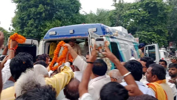 वाराणसी: सपा के वरिष्ठ नेता रामगोविंद चौधरी का पार्थिव शरीर पहुंचा, कार्यकर्ता बारिश में डटे