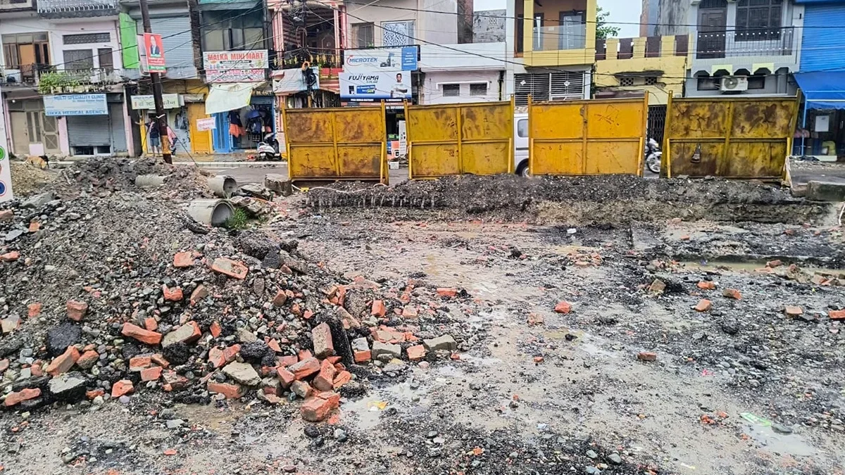 शाहजहांपुर: लगातार बारिश से सड़कों पर जलभराव, स्कूल बंद