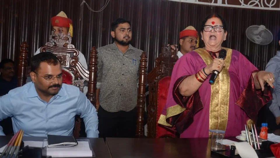 कानपुर: नगर निगम सदन में सपा-भाजपा पार्षद आपस में उलझे, आयुक्त को घेरा