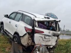 हापुड़: गंगा एक्सप्रेस-वे पर फॉर्च्यूनर पोल से टकराई, 3 घायल; विधायक गंभीर