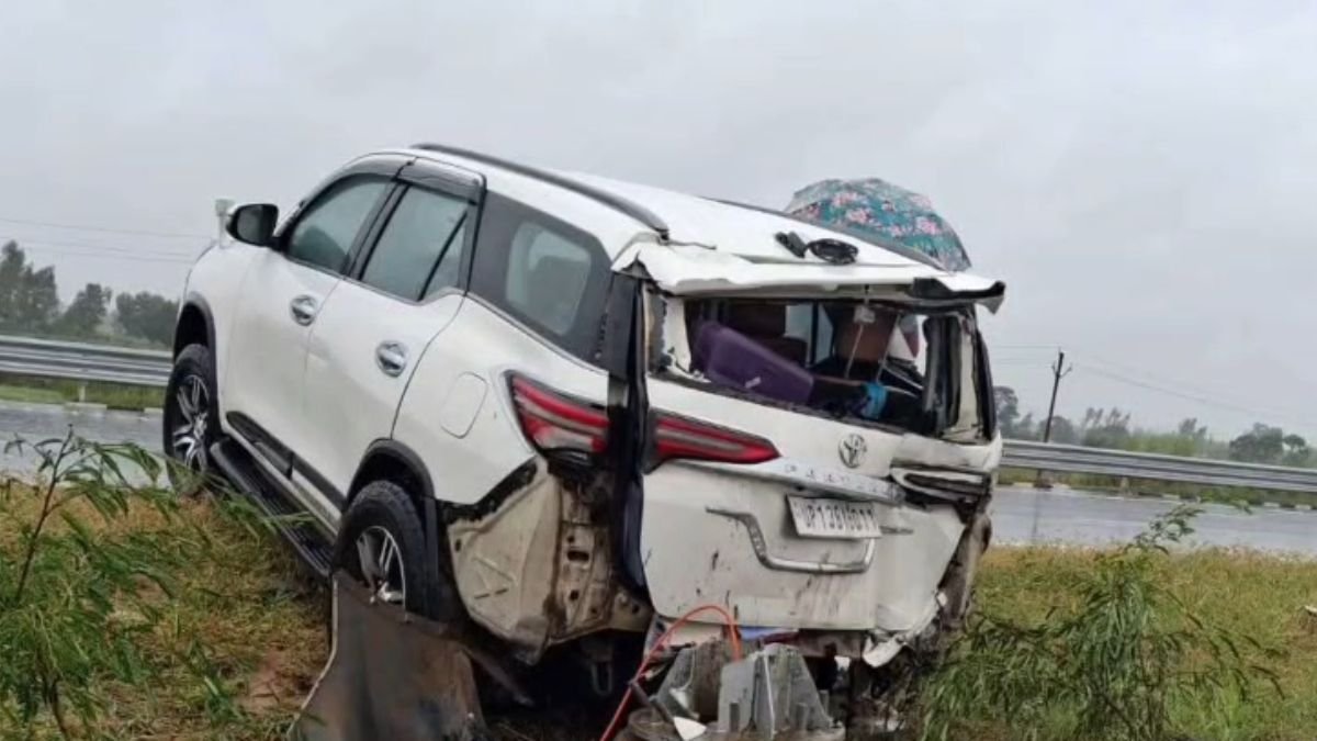 हापुड़: गंगा एक्सप्रेस-वे पर फॉर्च्यूनर पोल से टकराई, 3 घायल; विधायक गंभीर