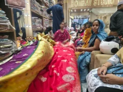 अलीगढ़: हल्की और आरामदायक साड़ियां महिलाओं की पहली पसंद, पीला-गुलाबी लोकप्रिय