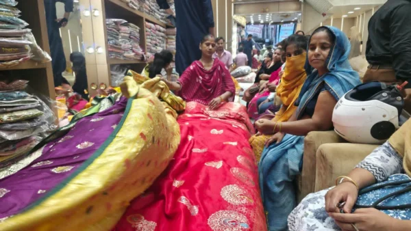 अलीगढ़: हल्की और आरामदायक साड़ियां महिलाओं की पहली पसंद, पीला-गुलाबी लोकप्रिय
