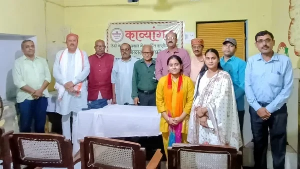 आज़मगढ़: हरवंशपुर विद्यालय में कवि गोष्ठी, रचना पर स्थानीय कवियों ने तालियाँ बटोड़ीं