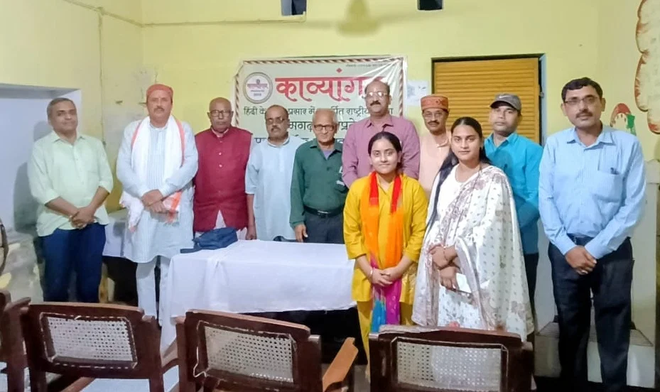 आज़मगढ़: हरवंशपुर विद्यालय में कवि गोष्ठी, रचना पर स्थानीय कवियों ने तालियाँ बटोड़ीं