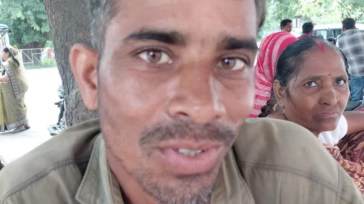 पीलीभीत: नकटादाना आईसीआईसीआई बैंक में नया आधार केंद्र, सुबह से दो सौ लोग लाइन में