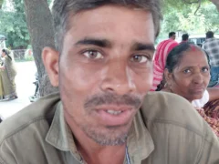 पीलीभीत: नकटादाना आईसीआईसीआई बैंक में नया आधार केंद्र, सुबह से दो सौ लोग लाइन में
