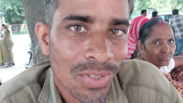 पीलीभीत: नकटादाना आईसीआईसीआई बैंक में नया आधार केंद्र, सुबह से दो सौ लोग लाइन में
