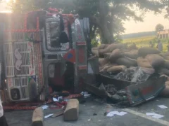 पीलीभीत गजरौला: धान से भरा ट्रक पलटा, असम हाईवे पर 2 किमी जाम