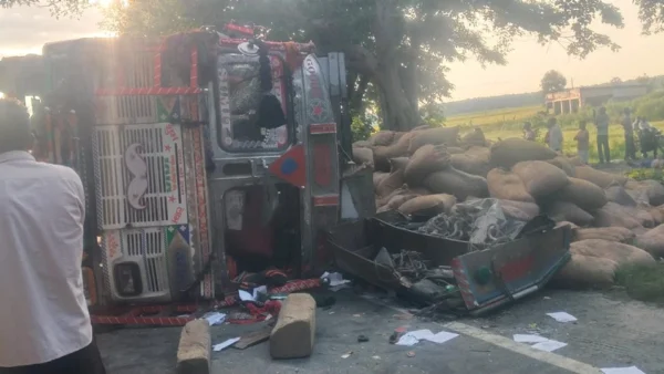 पीलीभीत गजरौला: धान से भरा ट्रक पलटा, असम हाईवे पर 2 किमी जाम