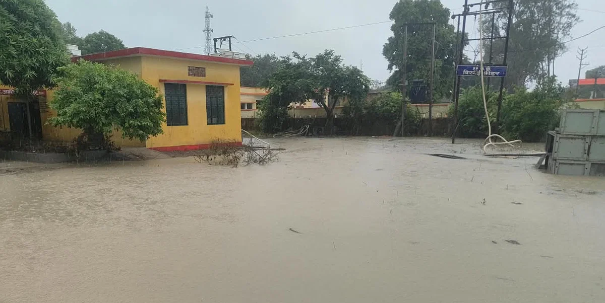 फतेहपुर: बारिश से बिजली व्यवस्था ठप, 250 गांवों में 15 घंटे तक blackout