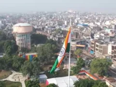 अलीगढ़: गांधी-शास्त्री जयंती पर 130 फीट ऊँचे तिरंगे का ध्वजारोहण