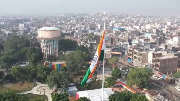 अलीगढ़: गांधी-शास्त्री जयंती पर 130 फीट ऊँचे तिरंगे का ध्वजारोहण