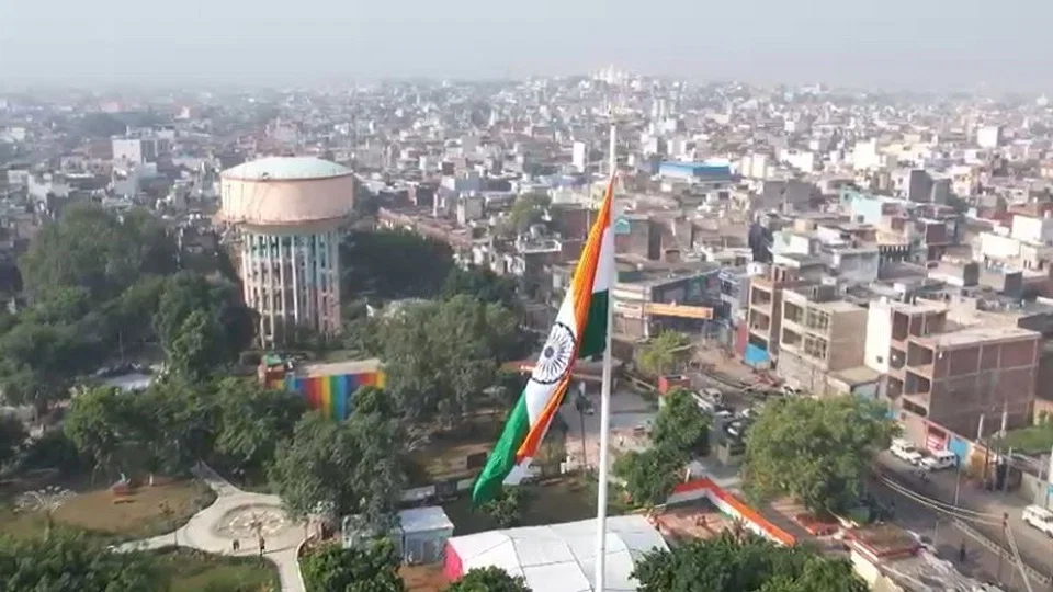 अलीगढ़: गांधी-शास्त्री जयंती पर 130 फीट ऊँचे तिरंगे का ध्वजारोहण