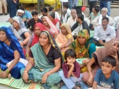 मथुरा: प्रेमानंद आश्रम के बाहर 18 वर्षीय अनुज के परिजन ने धरना, पिता बोले बैठा रहूंगा