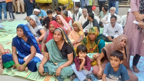 मथुरा: प्रेमानंद आश्रम के बाहर 18 वर्षीय अनुज के परिजन ने धरना, पिता बोले बैठा रहूंगा