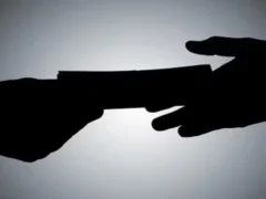अलीगढ़: सिंचाई विभाग के कर्मचारी आशीष माथुर 6,000 रुपये लेते रंगे हाथ गिरफ्तार