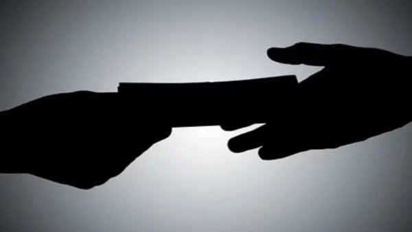 अलीगढ़: सिंचाई विभाग के कर्मचारी आशीष माथुर 6,000 रुपये लेते रंगे हाथ गिरफ्तार