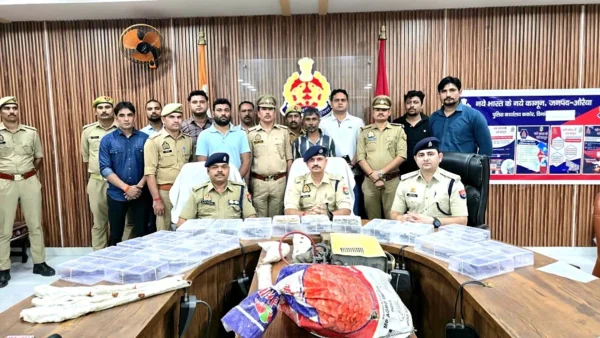 औरैया: ट्यूबवेल पर अवैध शस्त्र फैक्टरी पकड़ी, 19 तैयार व 12 अधबने तमांचे बरामद