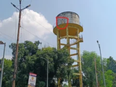 प्रयागराज: हाईकोर्ट के पास पानी की टंकी पर चढ़ी महिला, एसडीएम‑लेखपाल के नाम पर जान देने की धमकी