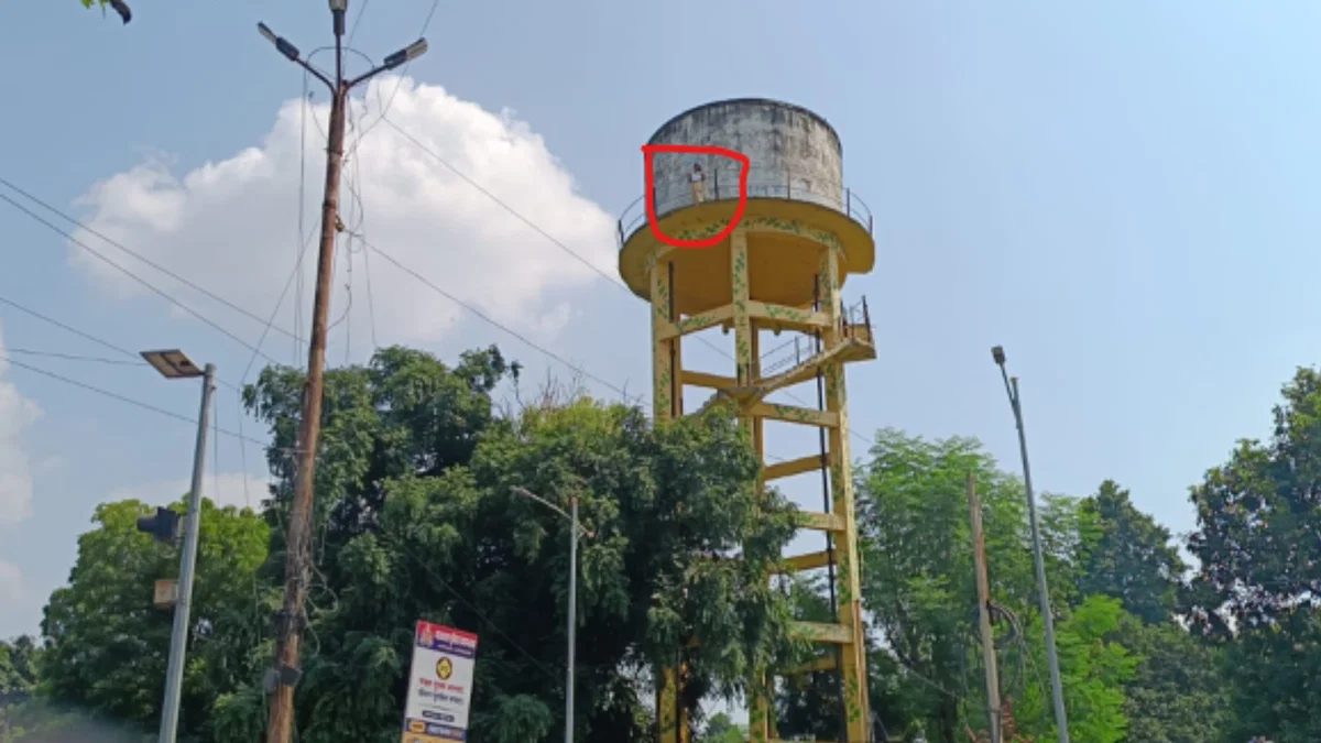 प्रयागराज: हाईकोर्ट के पास पानी की टंकी पर चढ़ी महिला, एसडीएम‑लेखपाल के नाम पर जान देने की धमकी