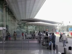 लखनऊ: एयरपोर्ट पर वाणिज्यिक वाहनों की पार्किंग दरें बढ़ीं, मासिक पास लागू