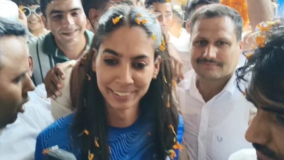 सहारनपुर: एशियन गेम्स स्वर्ण जीतकर प्राची चौधरी लौटीं, ढोल-नगाड़ों से स्वागत