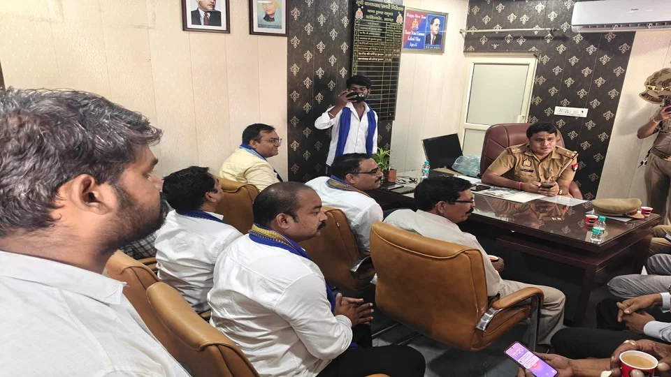 आगरा: चंद्रशेखर के खिलाफ कथित धमकी वीडियो पर समर्थकों ने थाने का घेराव, दो दिन अल्टीमेटम