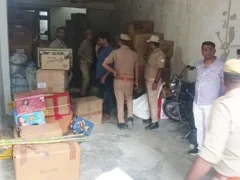 फिरोजाबाद शिकोहाबाद: बेसमेंट से दो टन अवैध पटाखे पकड़े, दो युवक हिरासत में