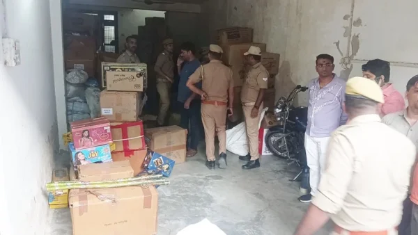 फिरोजाबाद शिकोहाबाद: बेसमेंट से दो टन अवैध पटाखे पकड़े, दो युवक हिरासत में