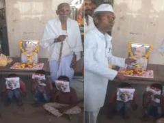 फिरोजाबाद टूंडला: गांधी जयंती पर ग्रामीणों ने तीन बंदरों के साथ धरना, मांगें दर्ज
