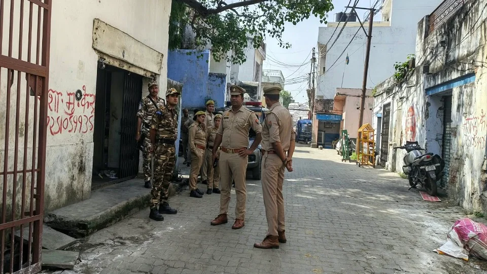 मेरठ: संदिग्ध पर्चे बांटे जाने पर खुफिया अलर्ट, पर्चे देसी दवाओं का प्रचार निकला