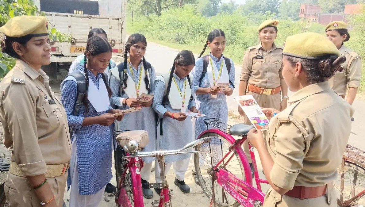 आज़मगढ़: फूलपुर पुलिस ने छात्राओं को आत्मरक्षा सिखाई, हेल्पलाइन 1091/112 बताई