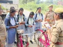 आज़मगढ़: फूलपुर पुलिस ने छात्राओं को आत्मरक्षा सिखाई, हेल्पलाइन 1091/112 बताई