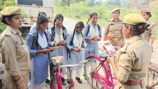 आज़मगढ़: फूलपुर पुलिस ने छात्राओं को आत्मरक्षा सिखाई, हेल्पलाइन 1091/112 बताई