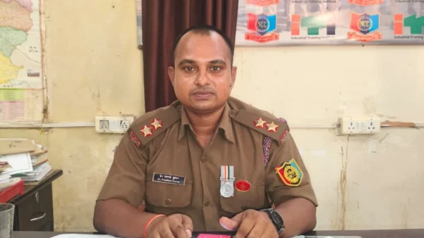 इटावा: लेफ्टिनेंट प्रशांत कमल को एचएन मिश्रा शिक्षक पुरस्कार