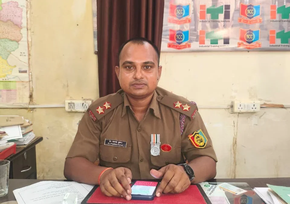 इटावा: लेफ्टिनेंट प्रशांत कमल को एचएन मिश्रा शिक्षक पुरस्कार