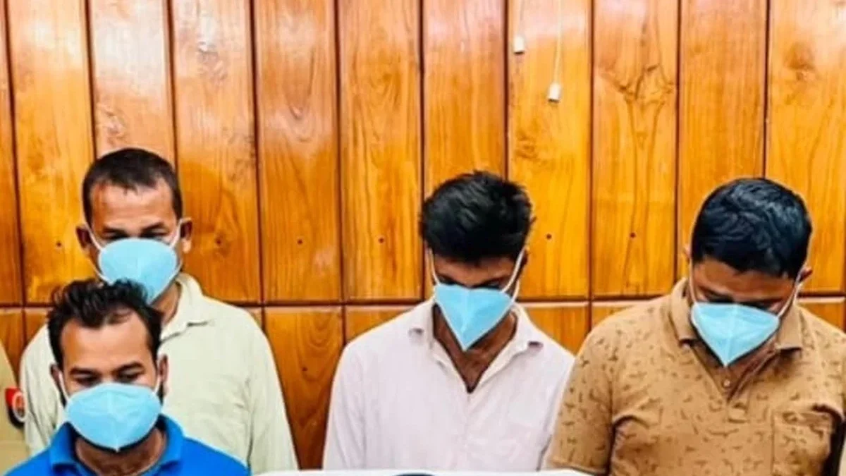 बहराइच: वर्दी और फर्जी नंबर प्लेट से छह माह तक वसूली, दो बर्खास्त गिरफ्तार