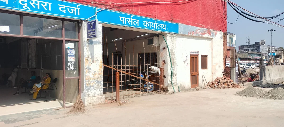 शाहजहांपुर: प्लेटफॉर्म-1 पर खुले चैंबर बंद, गेटों पर नुकीली रेलिंग लगाई