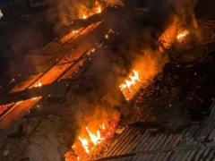हाथरस: कुंवरपुर की कपड़ा फैक्टरी में शॉर्ट सर्किट से लाखों का नुकसान