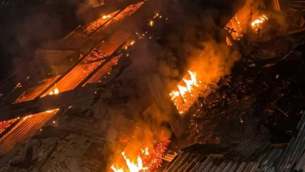 हाथरस: कुंवरपुर की कपड़ा फैक्टरी में शॉर्ट सर्किट से लाखों का नुकसान