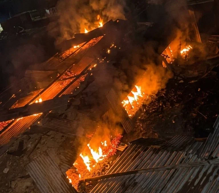 हाथरस: कुंवरपुर की कपड़ा फैक्टरी में शॉर्ट सर्किट से लाखों का नुकसान
