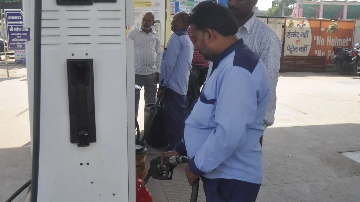 हापुड़: नो पीयूसी नियम से पालिका के वाहन बिना डीजल लौटे, काम प्रभावित