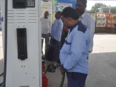 हापुड़: नो पीयूसी नियम से पालिका के वाहन बिना डीजल लौटे, काम प्रभावित