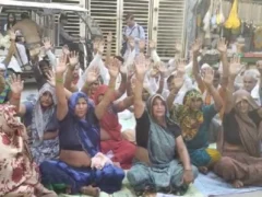 मथुरा: तीन माह से लापता अनुज, परिजन आश्रम पर धरने पर, पिता ने परिवार सहित जान देने की धमकी