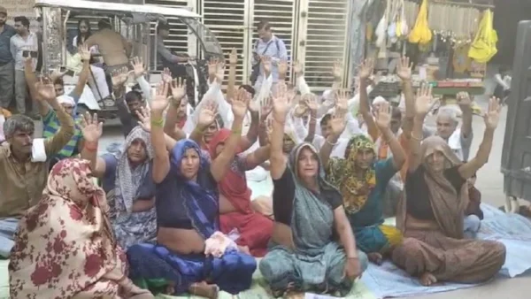 मथुरा: तीन माह से लापता अनुज, परिजन आश्रम पर धरने पर, पिता ने परिवार सहित जान देने की धमकी