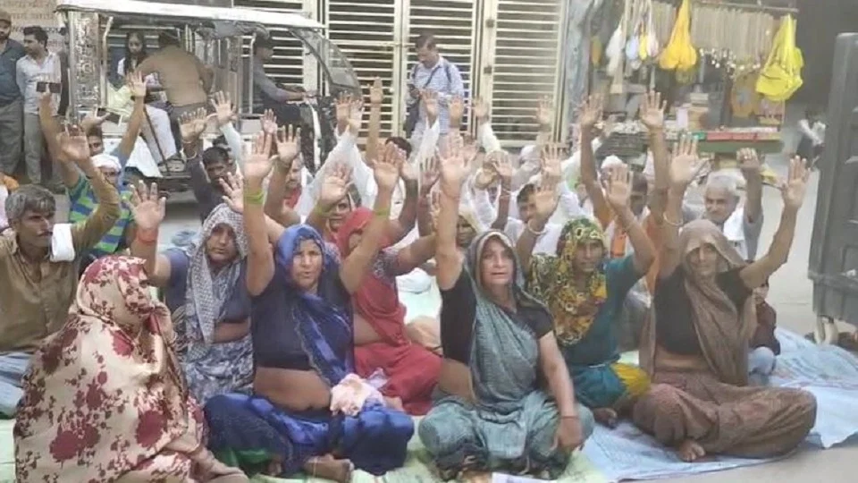 मथुरा: तीन माह से लापता अनुज, परिजन आश्रम पर धरने पर, पिता ने परिवार सहित जान देने की धमकी